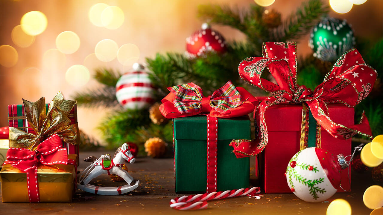Lời chúc Giáng Sinh bằng tiếng Anh: Vào Giáng Sinh năm nay, gửi đến người thân và bạn bè lời chúc Giáng Sinh tràn đầy niềm vui và hạnh phúc bằng tiếng Anh. Đây là dịp để chúng ta cảm nhận sự ấm áp, yên bình và tình yêu thương trong gia đình và xã hội. Xem hình ảnh liên quan để bắt đầu chuỗi ngày Giáng Sinh ngọt ngào.