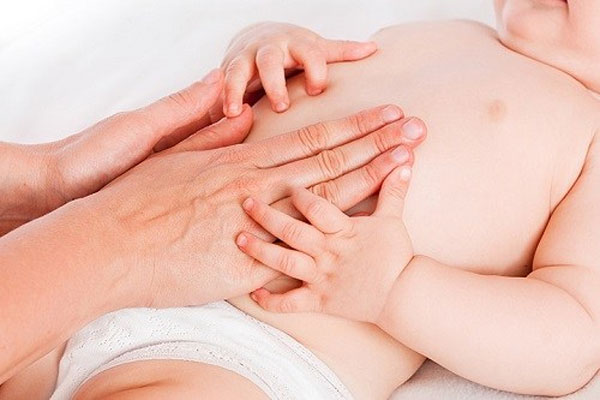 Cách mát-xa cho trẻ sơ sinh giúp bé ngủ ngon, tiêu hóa tốt - META.vn