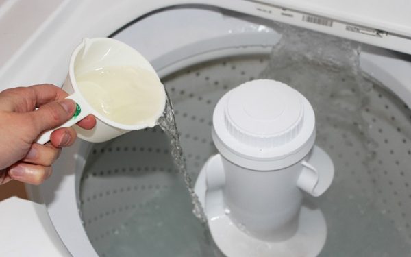 Cho giấm vào trong máy giặt 