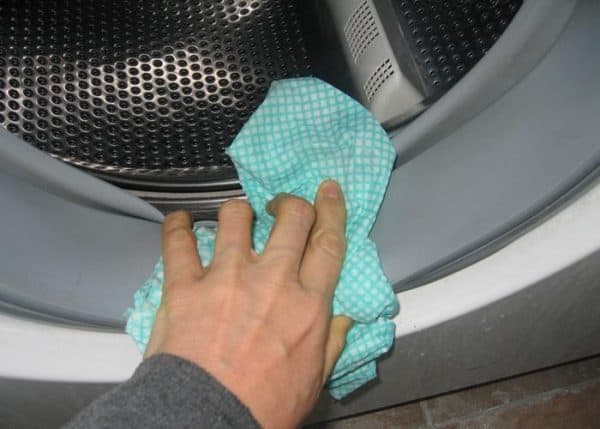 Thường xuyên vệ sinh khay đựng nước xả và lồng giặt