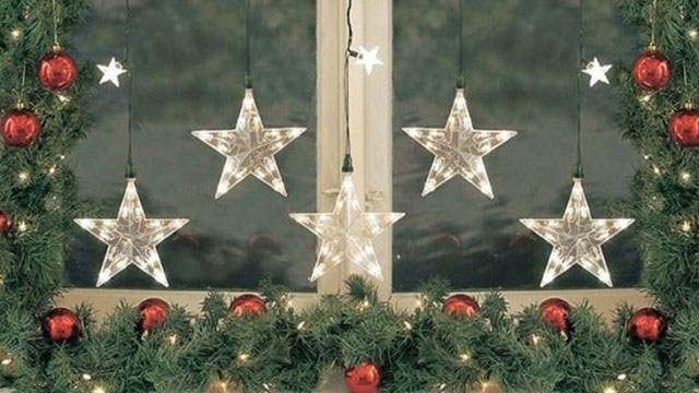 Trang trí Noel cửa kính: Mùa giáng sinh đang đến gần, hãy bắt đầu trang trí cho ngôi nhà của bạn với hình ảnh nghệ thuật tuyệt đẹp trên cửa kính. Sử dụng những chiếc đèn nhấp nháy và hoa trang trí rực rỡ để tạo ra không gian ấm áp và lãng mạn. Hãy để Trang trí Noel cửa kính trở thành điểm nhấn của ngôi nhà bạn vào mùa lễ hội thật hoành tráng.
