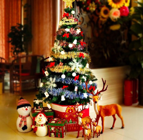 Các mẫu trang trí cây thông Noel và văn phòng đón Giáng sinh “hot” 2019 |  Báo Dân trí