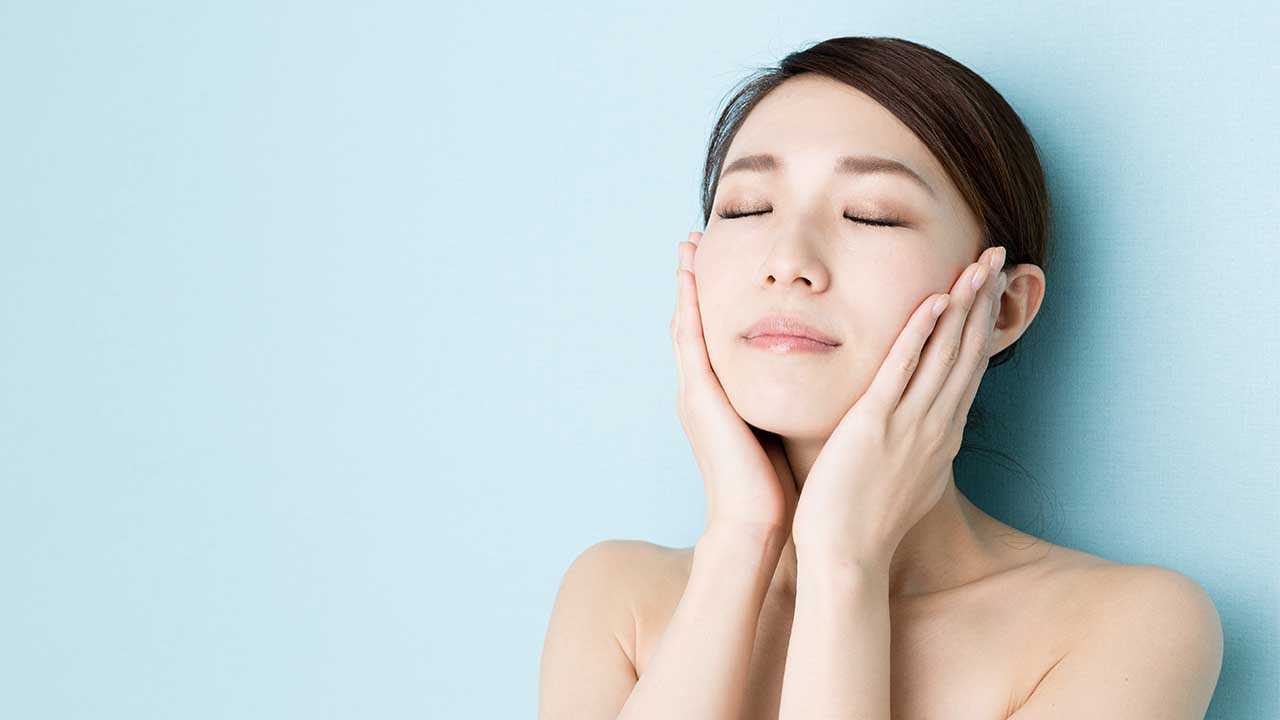 Cách massage mặt vào buổi tối trước khi đi ngủ
