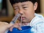 Rửa mũi bằng xi lanh: Nên hay không?