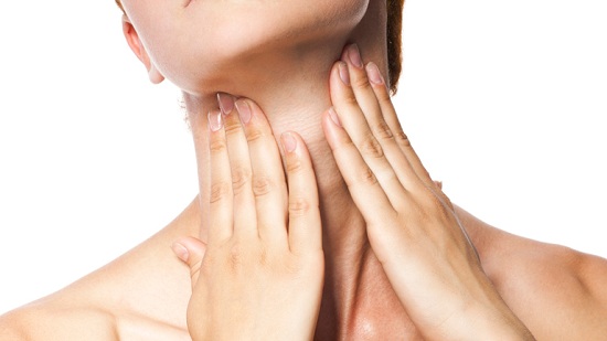 Cách matxa mặt giảm béo: Từ cổ hướng cằm/massage nọng cằm