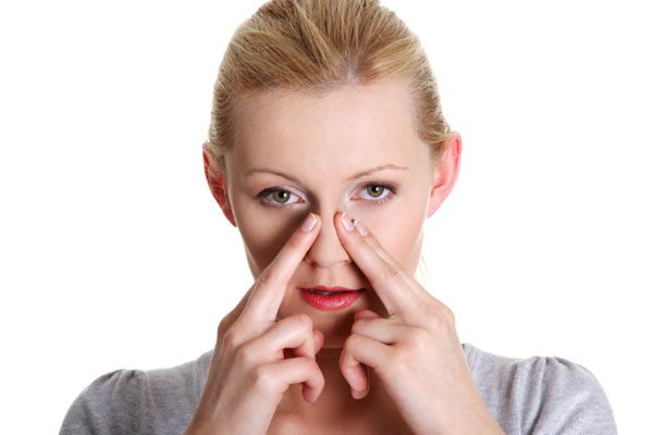 Cách massage để có khuôn mặt Vline: 2 bên cánh mũi