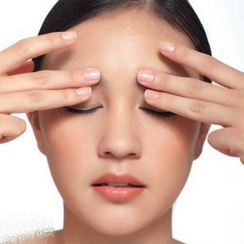 Cách massage giảm béo mặt: Vùng trán