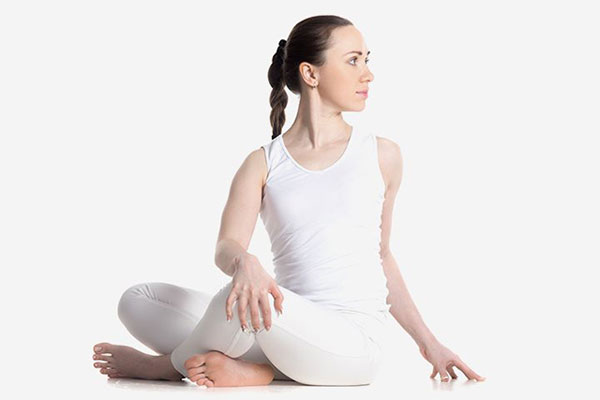 Bài tập yoga giúp dễ ngủ số 3 - vặn mình
