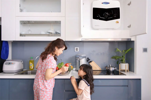 Bình nóng lạnh rửa bát cho nhà bếp giúp bạn tiết kiệm thời gian và công sức trong việc rửa bát. Hình ảnh sản phẩm cho thấy thiết kế đơn giản và dễ sử dụng, là lựa chọn tuyệt vời cho gia đình.