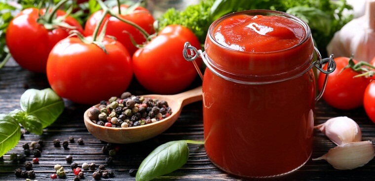 Đựng sốt cà chua trong lọ sạch, khô ráo và bảo quản trong tủ lạnh