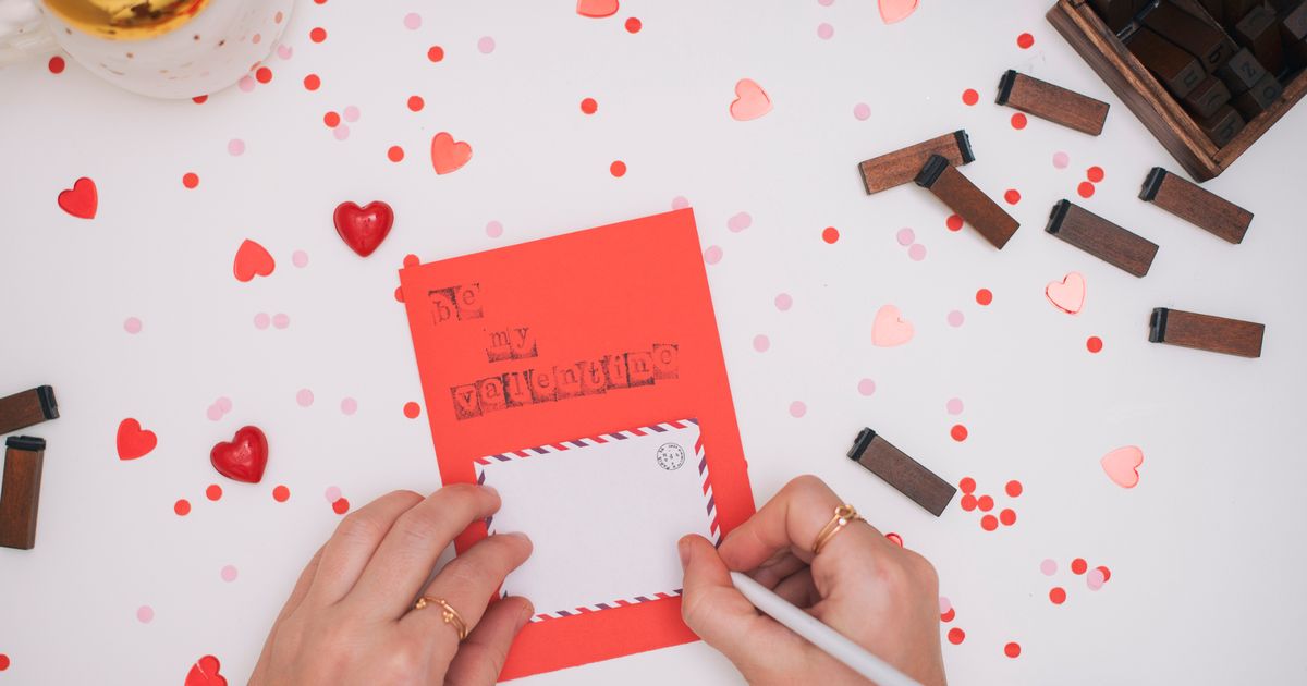 Tháng 2 năm 2024 đang đến gần, cùng thổi hồn vào ngày lễ Valentine của bạn bằng thiệp tình yêu đầy ý nghĩa. Hãy tìm kiếm các mẫu thiệp Valentine đẹp tại cửa hàng hoặc trên mạng để tạo sự ngạc nhiên cho người bạn yêu.