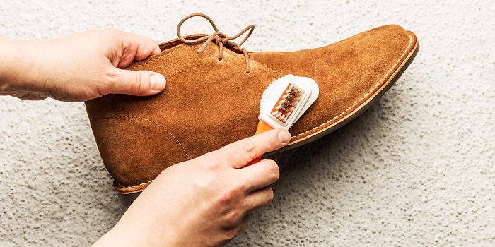 Cách vệ sinh giày da lộn