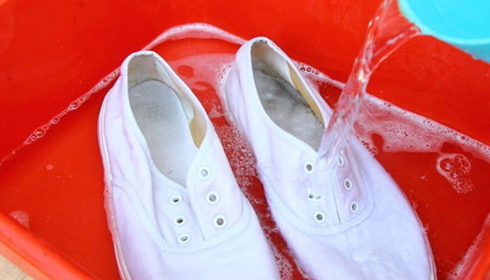 Cách giặt giày vải đúng cách và không bị phai màu chuẩn nhất