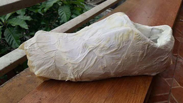 Lý do giày trắng bị ố vàng sau khi giặt