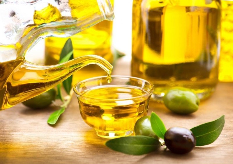 Cách giặt giày da trắng bằng dầu oliu và giấm