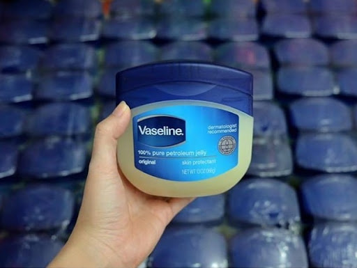 Cách tẩy giày da trắng bằng Vaseline
