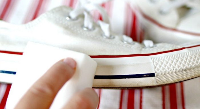 Cách vệ sinh giày thể thao bằng cục tẩy
