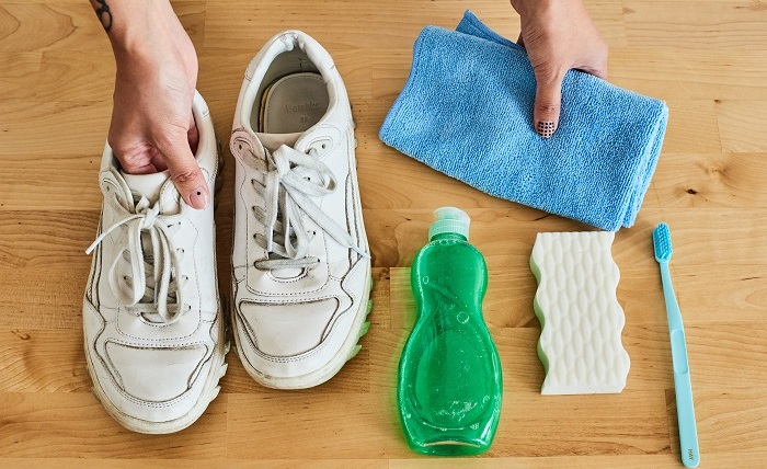 Cách làm vệ sinh, cách giặt giày trắng sạch như mới bằng xà phòng và nước