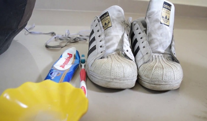 Cách làm vệ sinh, cách giặt giày trắng sạch như mới bằng kem đánh răng