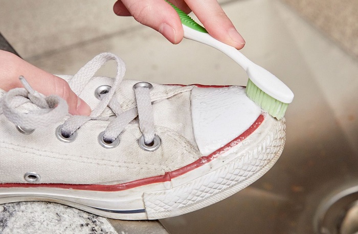Ấn tượng với 22 cách pha nước giặt giày hot nhất bạn cần biết