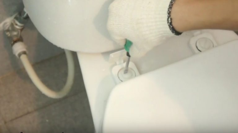 Tháo nắp bồn cầu để lắp Luva Bidet