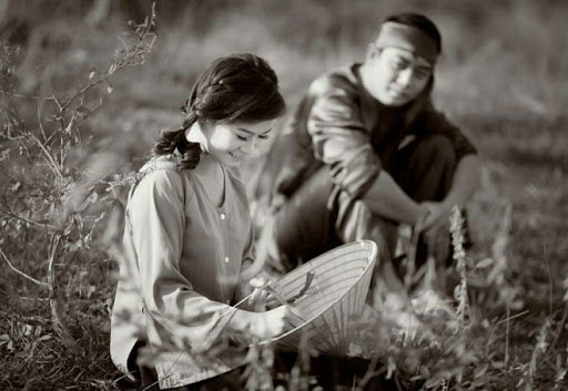 Ca dao là một hình thức ca hát rất phổ biến trong văn hóa dân tộc Việt Nam. Hãy thưởng thức những bài ca dao về tình yêu đôi lứa, đầy sức sống và tình cảm. Chúng tôi tin rằng những câu ca dao này sẽ phản ánh đúng nét đẹp và giá trị của tình yêu đôi lứa trong văn hóa Việt Nam.