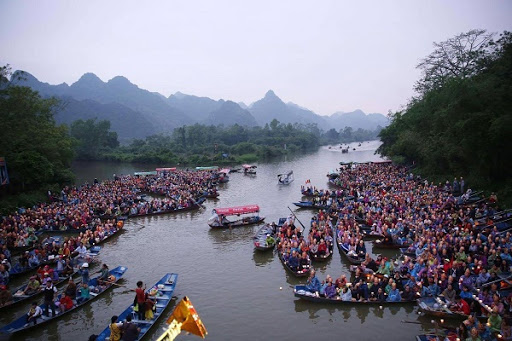 Nên tham khảo trước giá vé tham quan, giá cáp treo... tại lễ hội chùa Hương