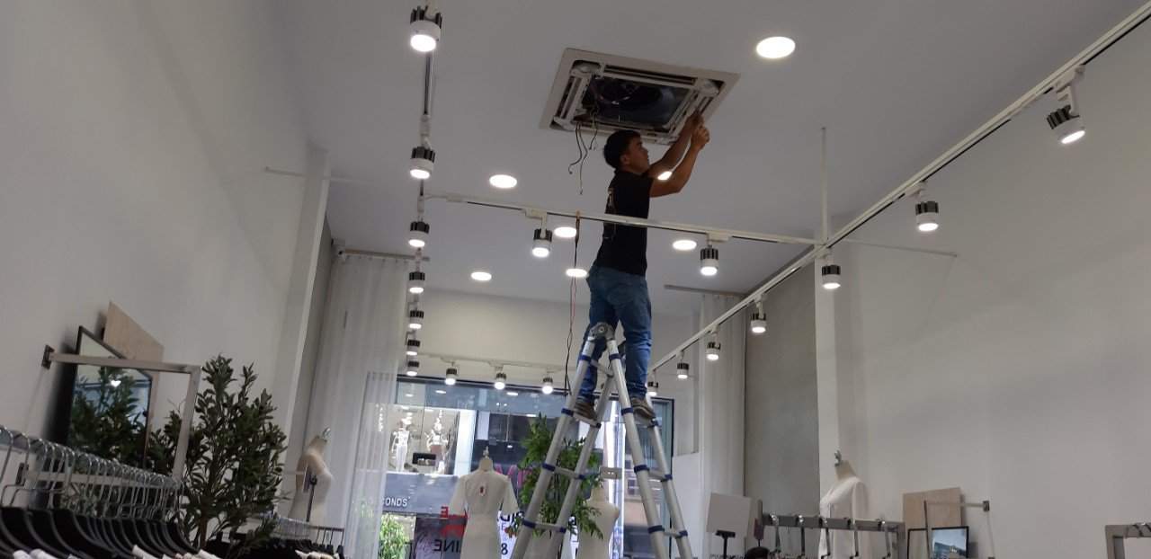 Trước khi tiến hành vệ sinh điều hòa âm trần bạn cần ngắt nguồn điện của máy đi Trước khi tiến hành vệ sinh điều hòa âm trần bạn cần ngắt nguồn điện của máy đi