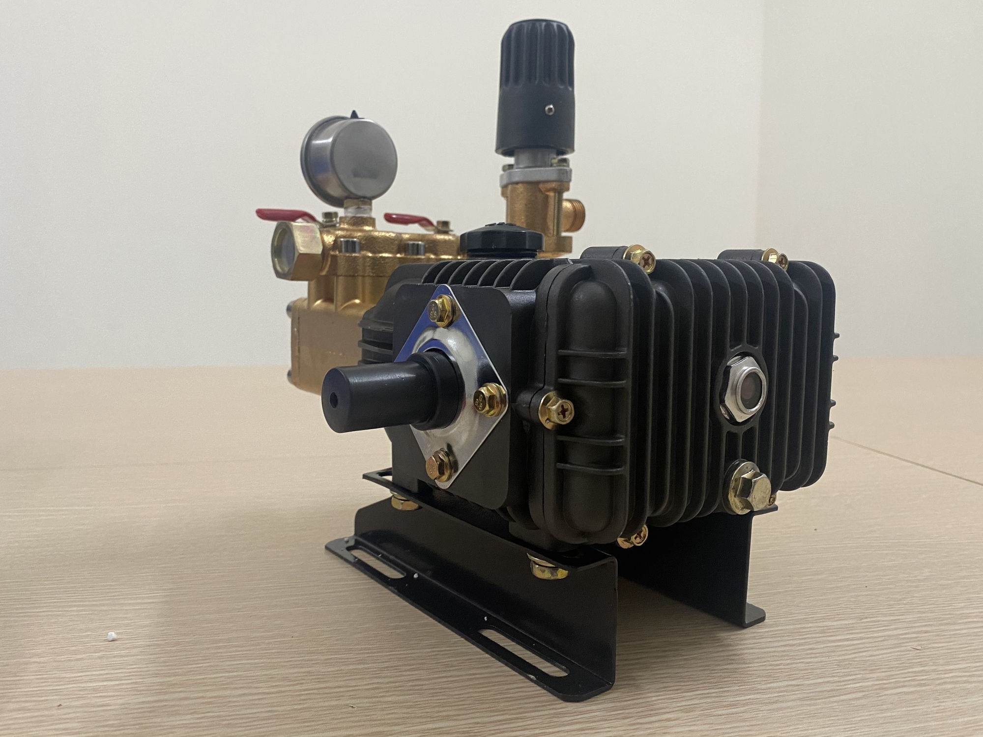 Có nên mua máy rửa xe cao áp với đầu bơm piston sứ không?
