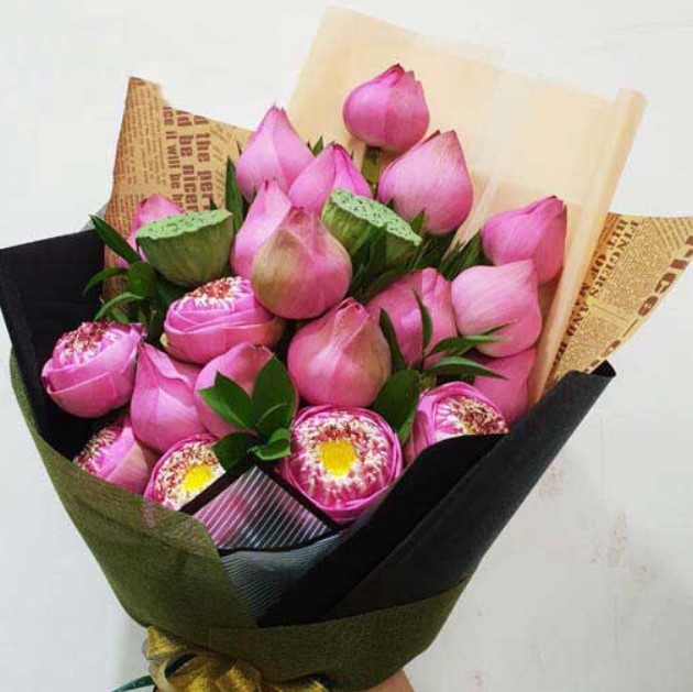 Tặng hoa sen - Bất kỳ dịp gì cũng có thể làm người thân của bạn vui mừng hơn bằng một món quà đầy ý nghĩa như hoa sen. Hãy cùng nhau khám phá hình ảnh của tặng hoa sen và tìm kiếm sự vui vẻ trong những tia nắng lung linh.