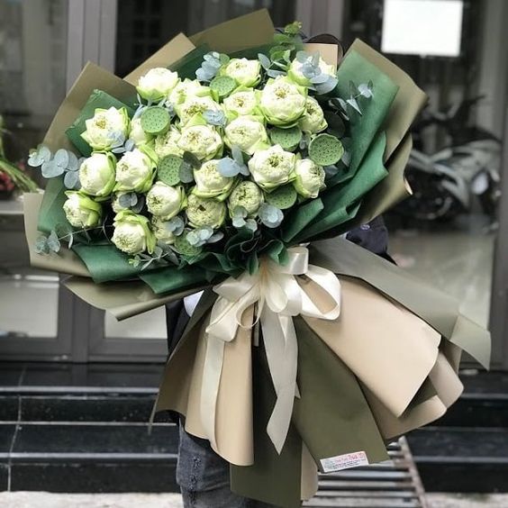 Bó hoa sen trắng ý nghĩa là một món quà tinh tế để tặng người thân, đối tác kinh doanh hay người yêu. Vào năm 2024, màu trắng của hoa sen trở thành một màu sắc đặc biệt được ưa chuộng trong thiết kế bó hoa sang trọng, thanh lịch và sâu lắng.