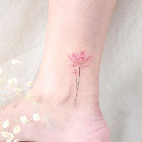 Hình tattoo hoa sen ở vai cho nữ