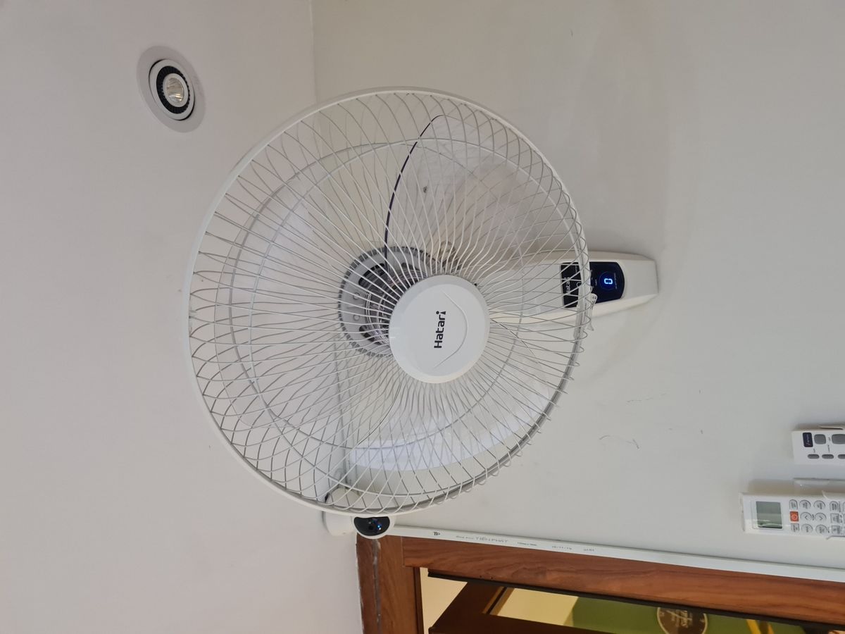 Quạt treo tường Hatari