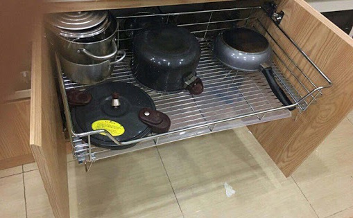 Giá để xoong nồi tủ dưới loại nào tốt