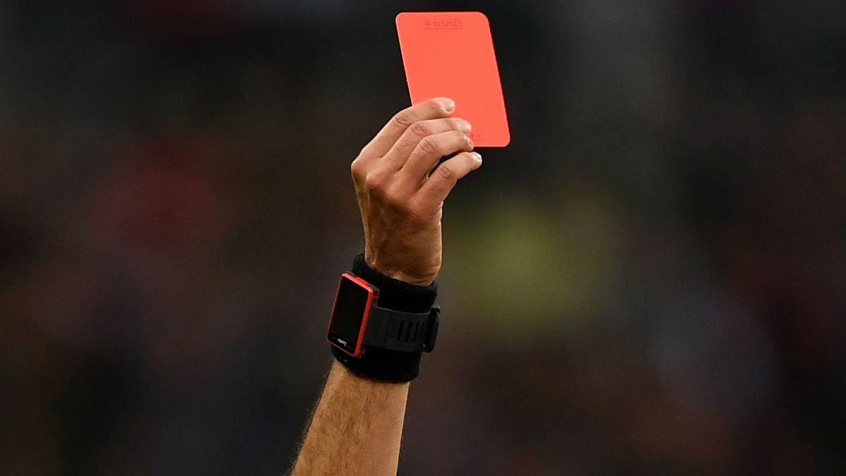Thẻ vàng và thẻ đỏ là hai thẻ quan trọng nhất trong bóng đá. Nếu bạn muốn xem những bức ảnh về những cầu thủ được trao thẻ vàng, thẻ đỏ hay thậm chí là những hình ảnh chụp cận cảnh nhận thẻ vàng và đỏ, hãy đến với chúng tôi. Chắc chắn bạn sẽ thấy rất nhiều điều thú vị.