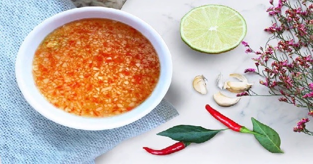 Làm thế nào để nước chấm tỏi ớt chua ngọt có vị đậm đà hơn? 
