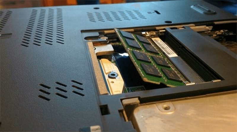 Laptop không lên màn hình do thanh Ram lỏng