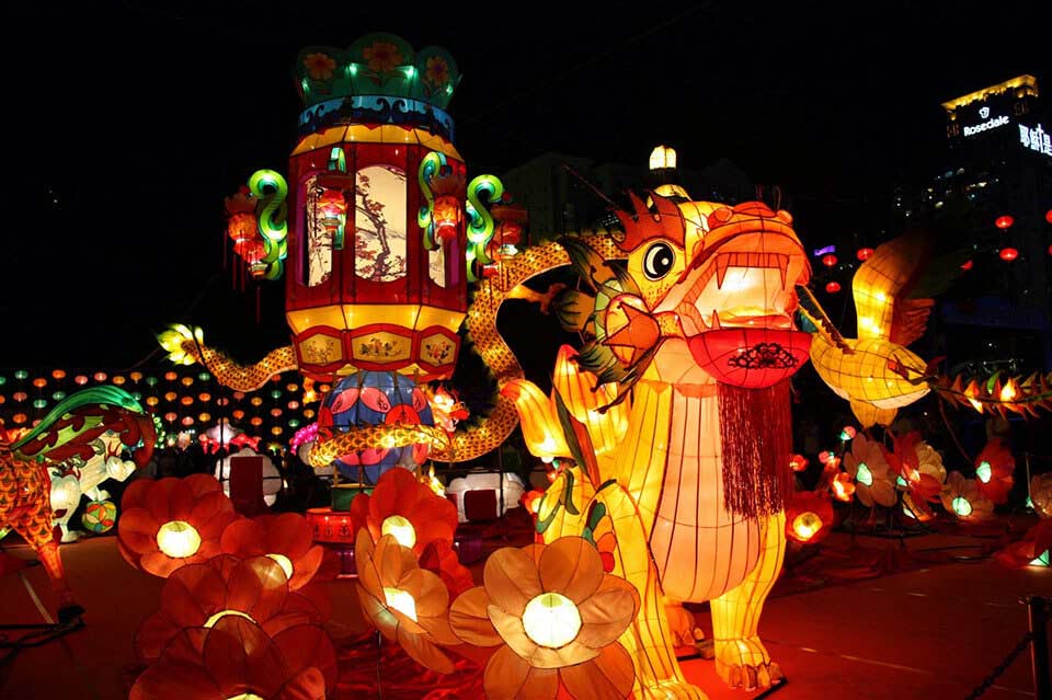 Tết Trung Thu là một trong những lễ hội truyền thống của Việt Nam. Hãy khám phá hình ảnh về những chiếc đèn lồng lung linh, về những đêm trăng tròn sáng nơi các phố phường và cùng nhau tận hưởng niềm vui tết này.