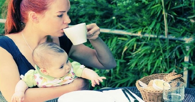 Cho con bú có được uống cafe không