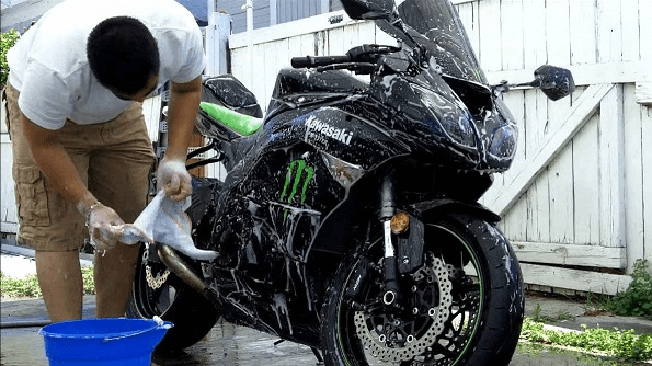 Cách bảo quản xe máy khi không sử dụng là rửa sạch xe