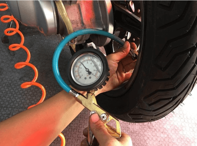 Cần bơm lốp xe để bảo quản xe máy khi không sử dụng
