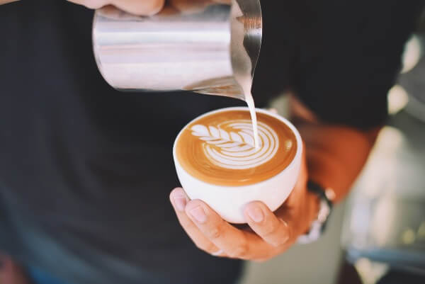 Người pha chế cần kiên nhẫn rèn luyện thường xuyên để có kỹ thuật tạo tách cà phê Capuchino