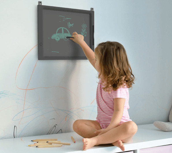 Bãng vẽ Oaxis là sự lựa chọn hàng đầu cho phụ huynh muốn giúp con yêu phát triển tư duy sáng tạo. Với thiết kế thông minh cùng khả năng kết nối wifi, Oaxis giúp con bạn học tập một cách tiện lợi và hiệu quả.