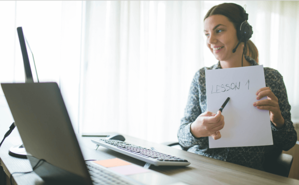 Micro hoặc tai nghe kèm micro là thiết bị hỗ trợ dạy học online