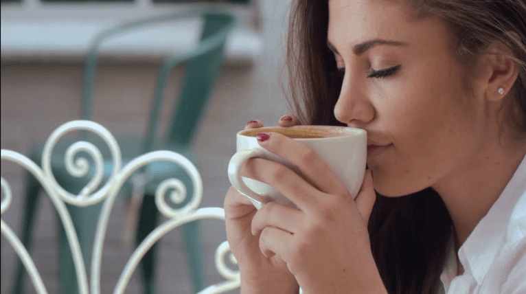 Caffeine giúp tỉnh táo, cải thiện chức năng não bộ