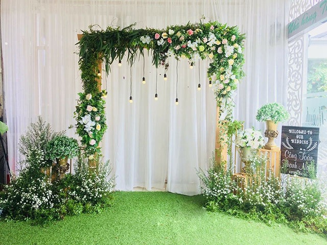 Nếu bạn đang tìm kiếm một cổng cưới đẹp để tổ chức ngày trọng đại của mình, hãy xem bức ảnh này. Với thiết kế độc đáo và tỉ mỉ, cổng này sẽ làm cho ngày cưới của bạn trở nên thật hoàn hảo và đáng nhớ.
