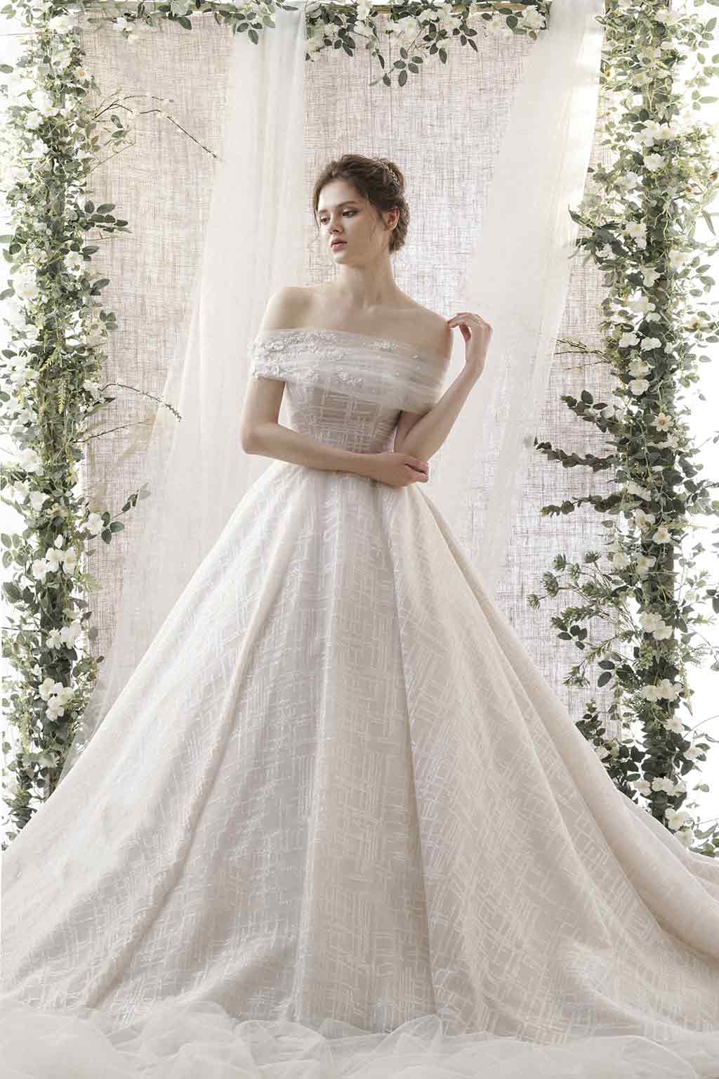 10 mẫu váy cưới tối giản nhưng tinh tế cho mùa cưới 2019