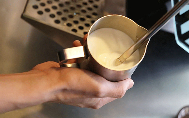 Cách đánh sữa bằng máy pha cà phê