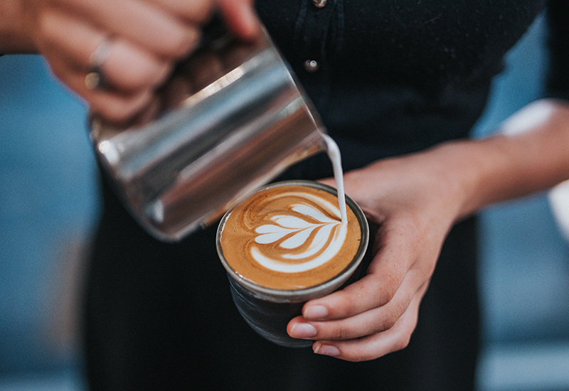 Đánh sữa bằng máy pha cafe