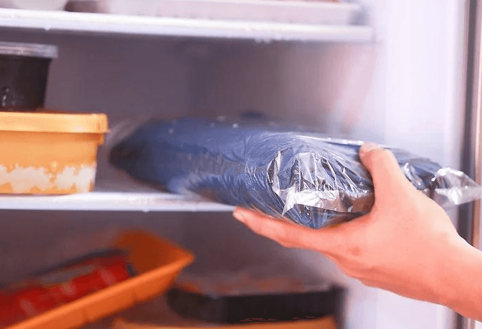 Cho quần áo vào ngăn đá tủ lạnh